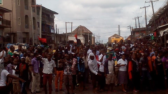 (Pics)Biafra Protest Happening Now In Aba Over Buhari's Incitive Comment 11202563_136360450056585_1041452467638725152_n