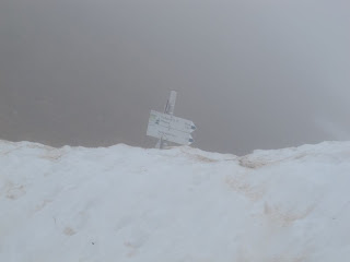 Dieser Wegweiser unterhalb des Rindalphorn-Gipfels verdeutlicht die Schneemenge, die man dort noch findet.