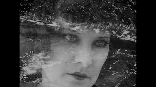 Fotograma de la película Coeur fidèle, 1923. Se observa superposición de dos imágenes: el mar y una cara de una mujer