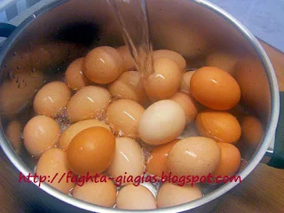 Πασχαλινά αυγά - πώς τα βάφουμε με φυσικές βαφές ή του εμπορίου ⇒ από «Τα φαγητά της γιαγιάς»