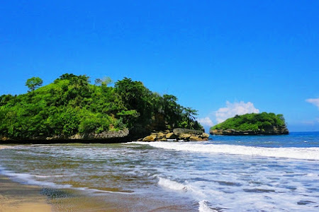 Menikmati Ganasnya Ombak Pantai Bajul Mati Malang