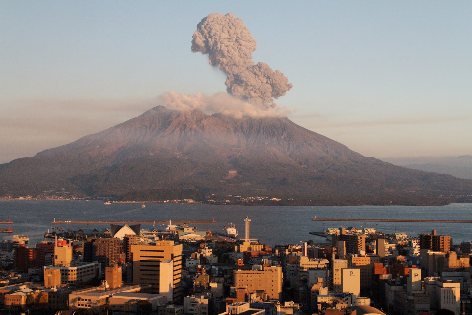 Nature alerte 19/08/2015...Japon éruption du volcan Sakurajima situé près d'une centrale Nature alerte 19/08/2015...Japon éruption du volcan Sakurajima situé près d'une centrale