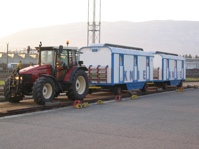 Un tracteur Hurliman déchargé deux roulottes du Cirque Knie 2004