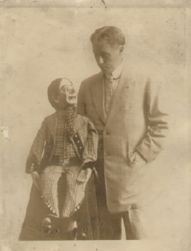 33 Creepy Vintage Portrait Photos of Ventriloquists With Their Dummies