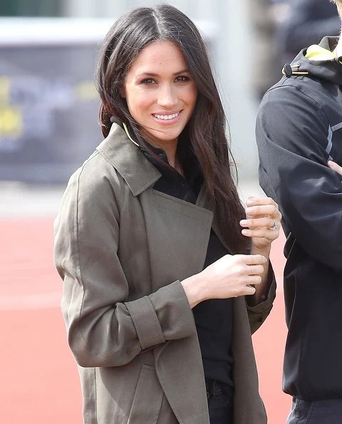 Meghan Markle wore Aritzia Babaton Bascom Trench Coat at Bath Sports Training Village. Invictus Games Sydney 2018. Meghan Markle fashion style