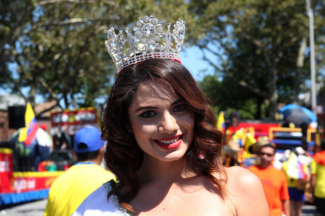 Imagen de una hermosa reina ecuatoriana en el desfile ecuatoriano NYC - Camila Marañon Miss World Ecuador 2015 