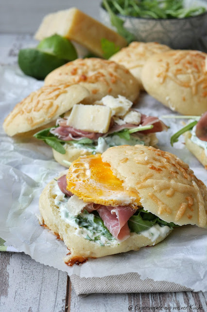 Frühstücksburger mit Grana Padano und Prosciutto di San Daniele | Rezept | Essen Frühstücksburger mit Grana Padano und Prosciutto di San Daniele | Rezept | Essen
