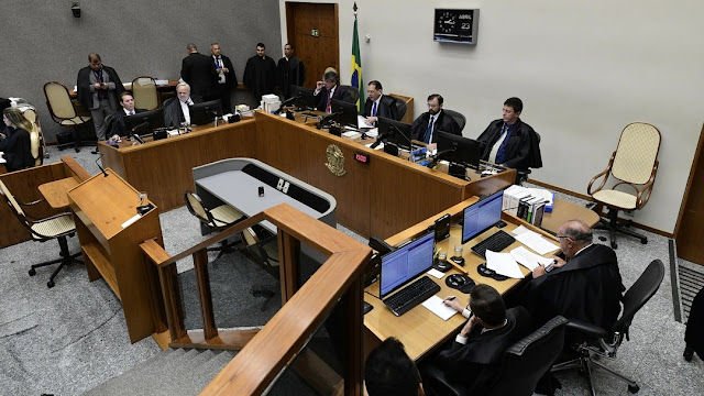 STJ forma maioria para reduzir pena de Lula