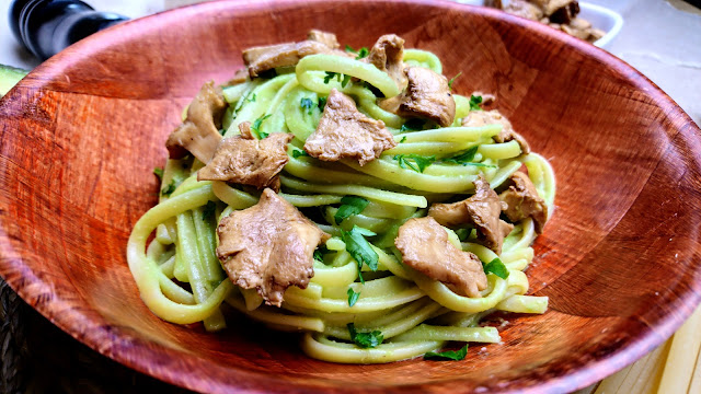 dettaglio di Linguine con Funghi Selvatici e Pesto Cremoso di Avocado e Prezzemolo
