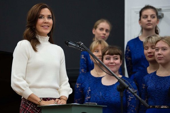 Crown Princess Mary wore a high-waisted bouclé tweed midi skirt by Alexander McQueen. he DR Danish National Girls’ Choir