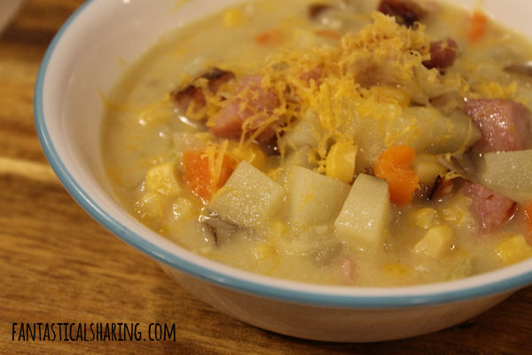 Ham and Potato Corn Chowder // This chowder is ready in under 30 minutes, but is perfectly hearty to fill your belly! #recipe #chowder #soup #ham