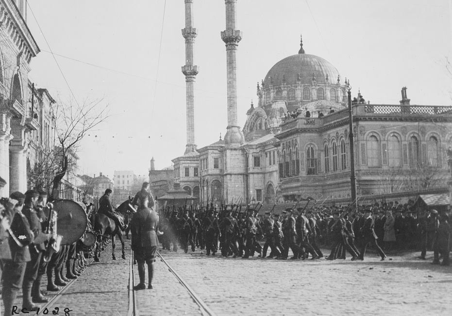 En sonunda anlıyoruz ki aslında Vahdettin ülkeden kaçmamış. Oyunculuk  %2B%25C4%25B0stanbul%2B%25C4%25B0til%25C3%25A2f%2BDevletleri%2BTaraf%25C4%25B1ndan%2B%25C4%25B0%25C5%259Fgal%2B-%2BG%25C3%25B6r%25C3%25BCnt%25C3%25BCleri%2B%2B%252812%2529