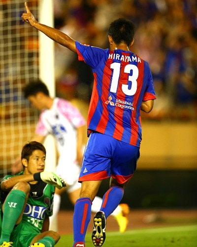 Novo' Marinos vence com gol de falta de Nakamura; Urawa vira líder