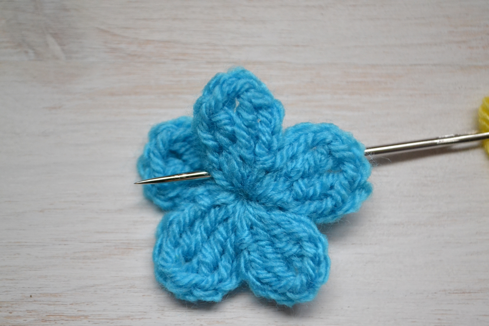 free-crochet-flower-pattern-day-7-forget-me-not-crochet-arcade