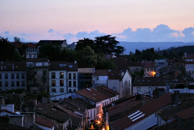 santiago-de-compostela-camino-de-santiago-tejados-noche