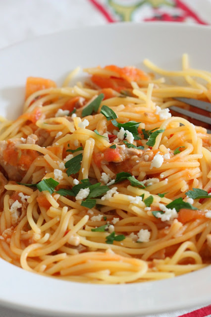 Spaghetti with Chicken and Spicy Tomato Sauce | Tortillas and Honey