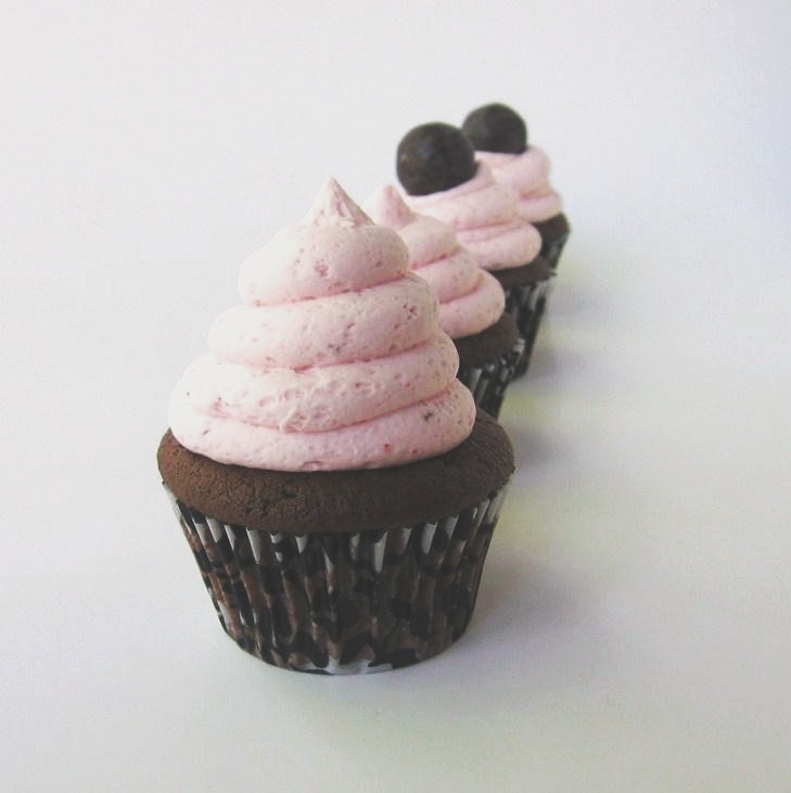 dark chocolate cupcakes with strawberry buttercream | une gamine dans la cuisine