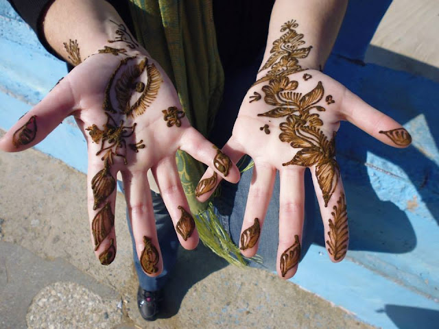Tatuajes de henna en las palmas de la mano