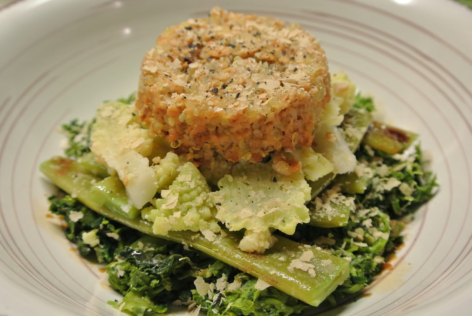 tortino di quinoa e soia su letto di vegetali