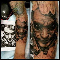Tatuaje de The Joker Heath Ledger en blanco y negro