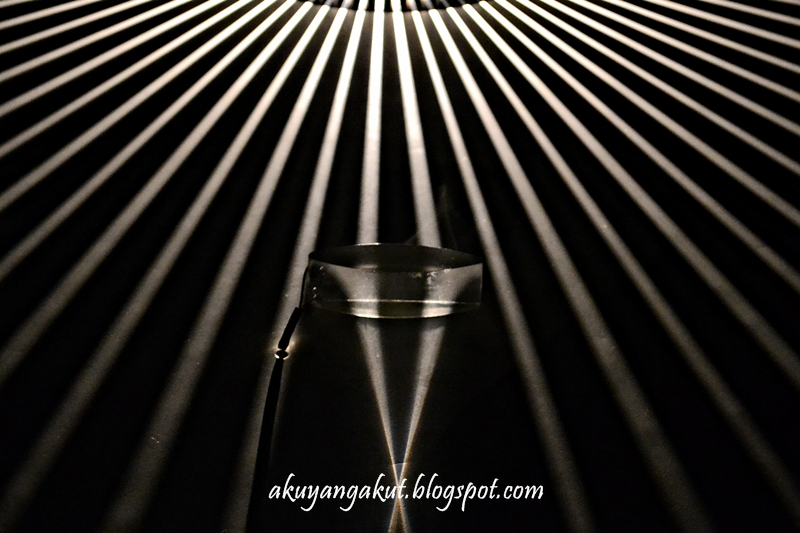 FotoBlog Aku: Cahaya yang bergerak lurus...