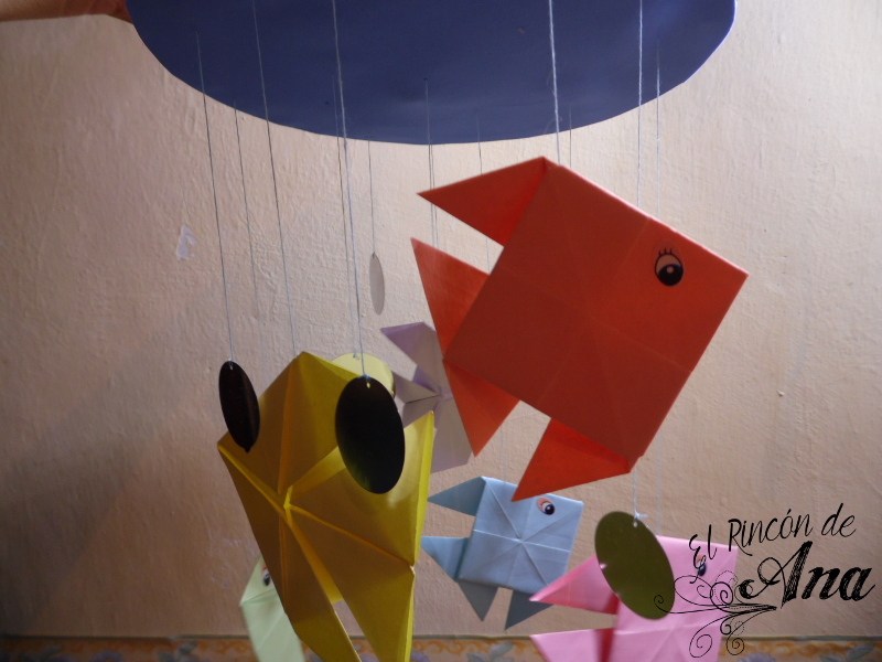 Móvil con peces de origami