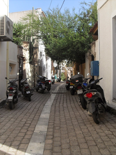 para recorrer la isla de Egina se puede ir en moto