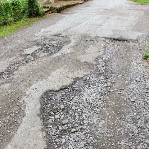 Wapadai Banyak Jalan Rusak dan Berlubang!