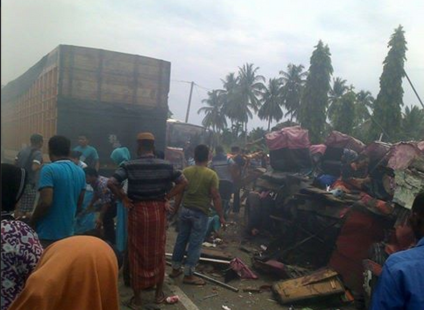 Bus Cendrawasih Hancur Berat Akibat Tabrakan Dengan Fuso | Aceh Publisher