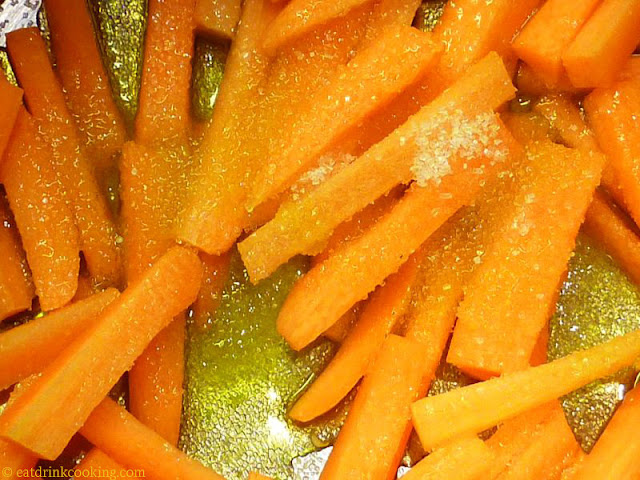 Zucker und Karotten mit Olivenöl im Topf