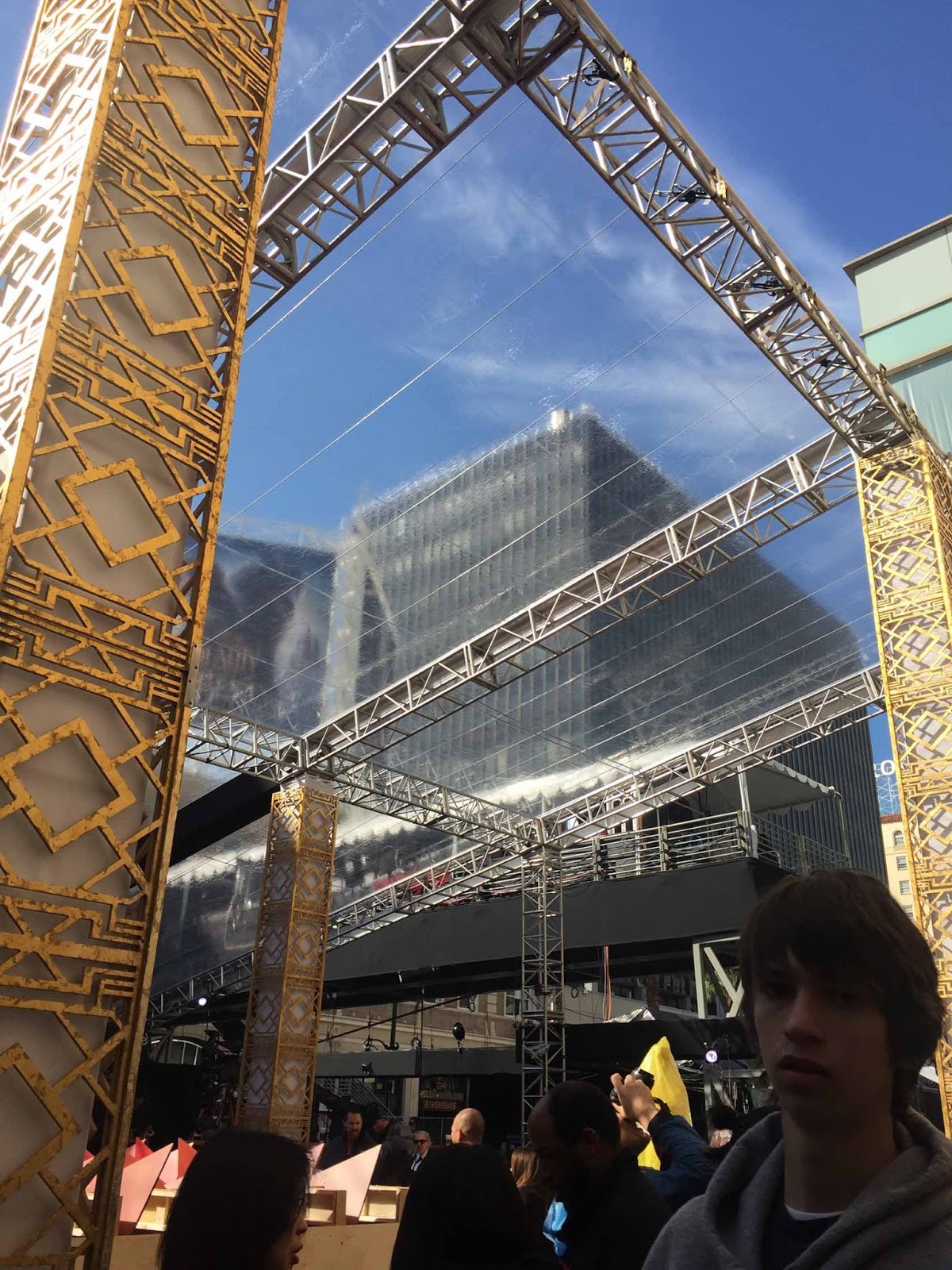 Dolby-teatterin edusta Oscar-gaalan rakennelmia