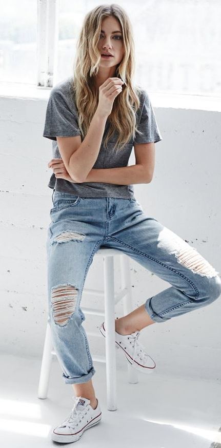 simple outfit_grey t-shirt + ripped jeans + sneakers