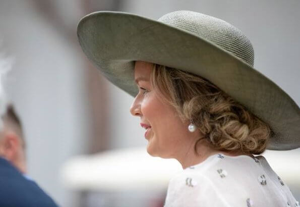 Queen Mathilde wore an embroidered tulle midi dress by Natan. Natan is a fashion house by Edouard Vermeulen. Queen Elizabeth