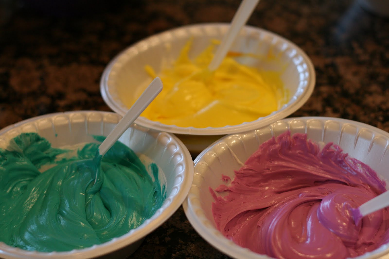 Tessie Bakes: tie-dyed cupcakes!