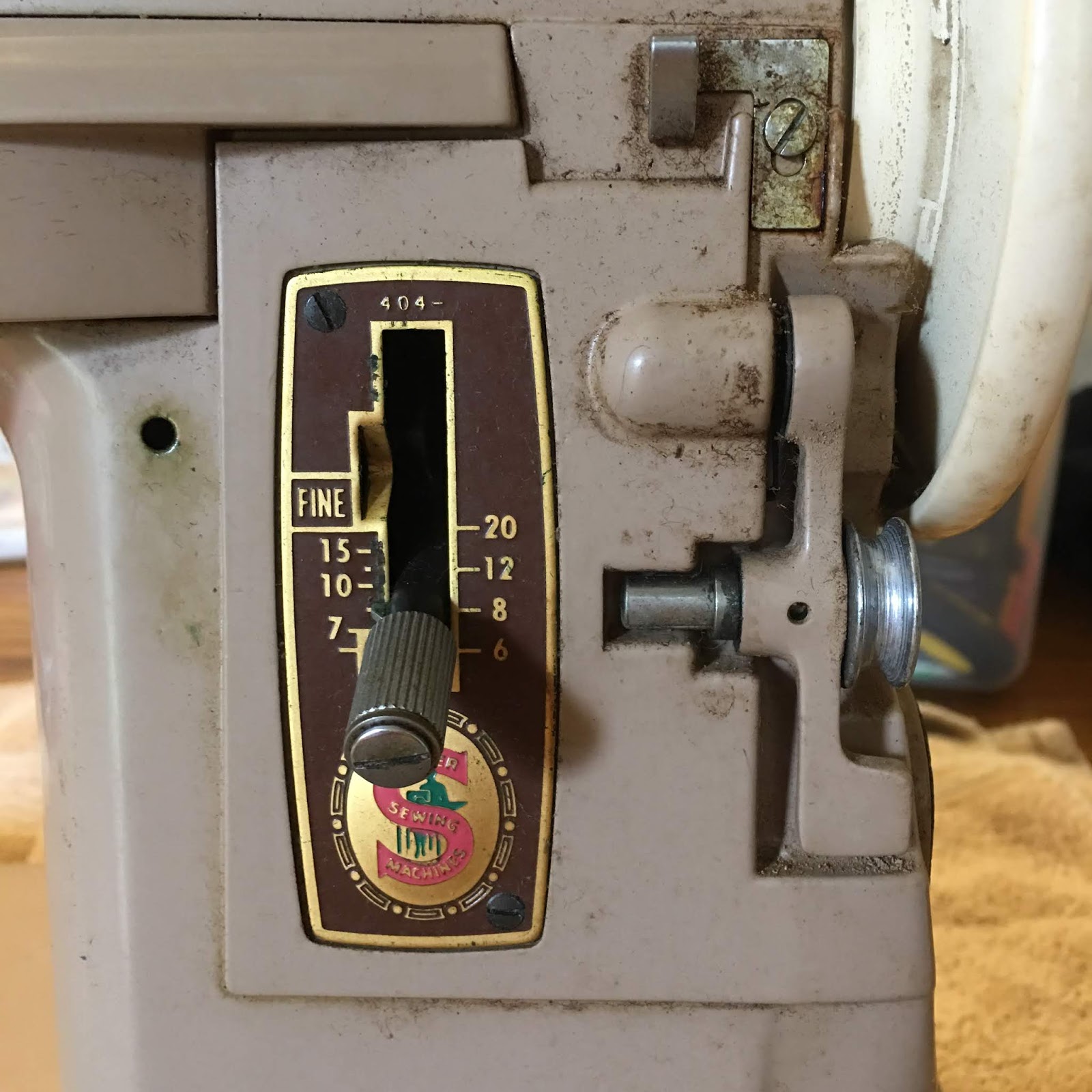 It's Daffycat: A Singer Model 404 Sewing Machine