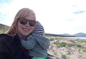 Äiti ja poikavauva rannalla, hiekkaranta, raitapipo, merenranta, vihreän saaten emäntä, vuoret
