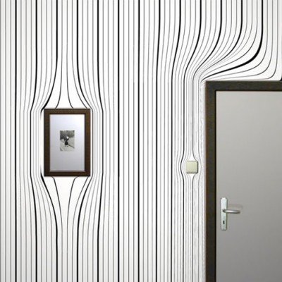 Kapı, tablo ve elektrik düğmelerinden geçerken eğilen çizgileri olan siyah ve dikey çizgili duvar dekorasyonu