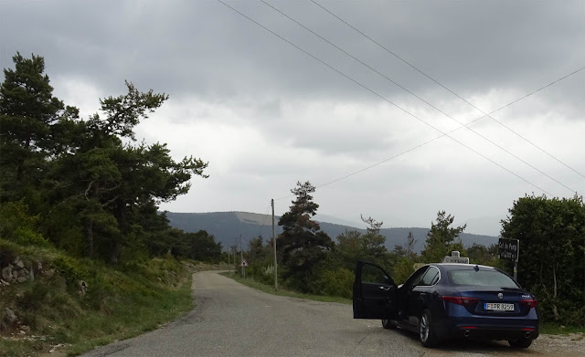Graues Wetter, Alfa Romeo mit geöffneter Tür, Auto, Alfa Romeo, Blick auf eine schmale Strasse