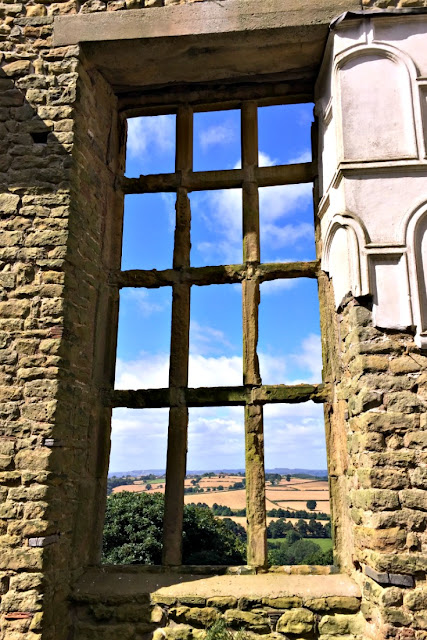 hardwick-old-hall-upstairs-window
