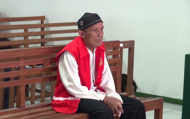 Kisah Pilu Kakek Pikun yang Dipenjarakan Menantunya Karena Uang 3 Juta Kisah Pilu Kakek Pikun yang Dipenjarakan Menantunya Karena Uang 3 Juta