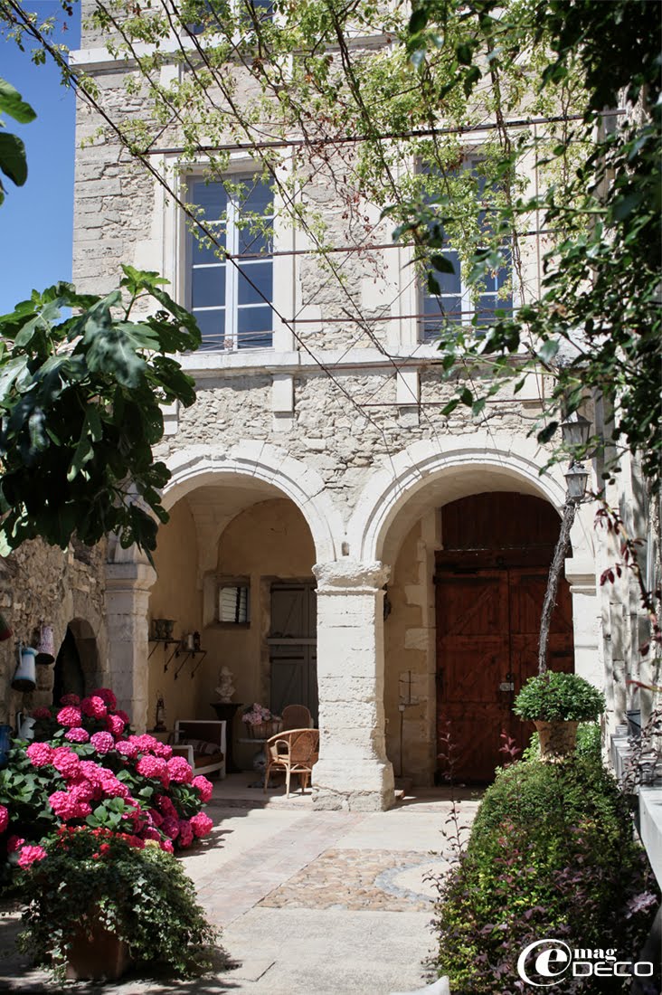 Le Posterlon, guest house in Caumont-sur-Durance in Vaucluse, a feature of the magazine of decoration e-magDECO