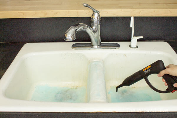 How to clean a white porcelain enameled cast iron farmhouse kitchen sink without chemicals. 