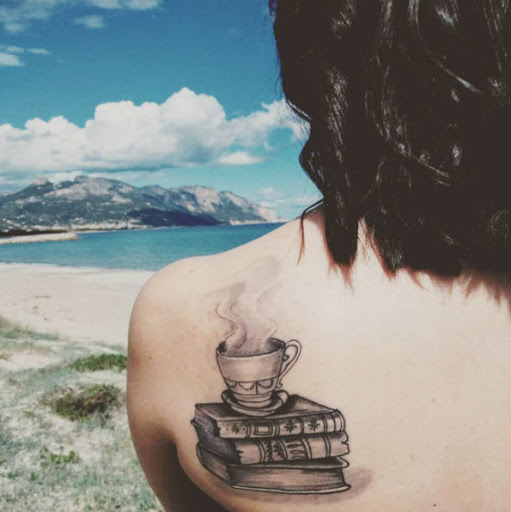 Este blackwork de trás do ombro peça