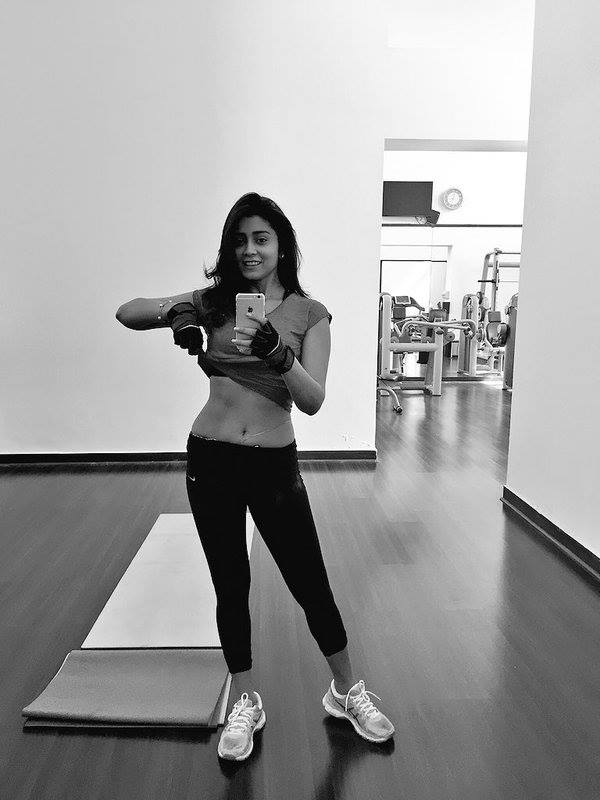 shriya_saran_new_gym_pics+%25282%2529.jp