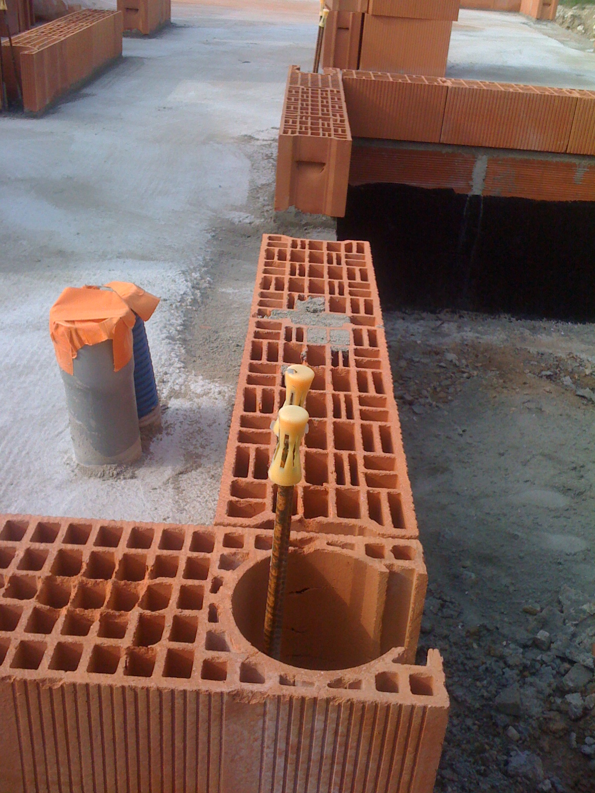 Faireconstruire POSE DU PREMIER RANG DE BRIQUE