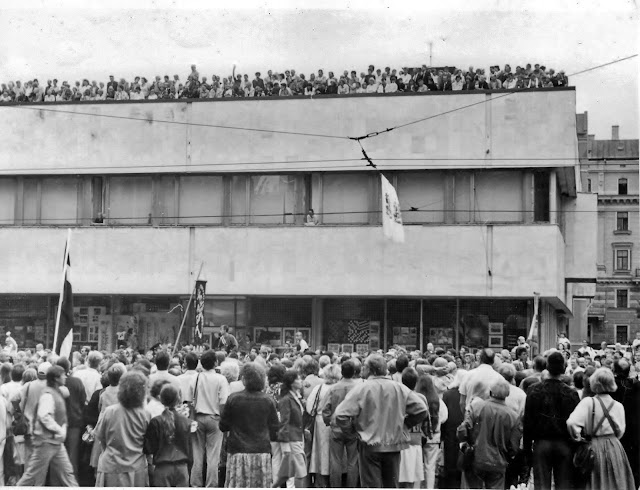 7 июля 1990 года. Рига. На улице Бривибас (Ленина) возле гостиницы "Латвия". Праздник песни (фото из архива: aldoniskraulis)