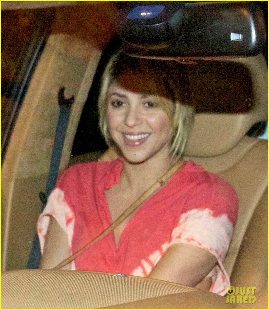 Shakira - myshakiblog: Fotos HQ: Encantadora Shakira dejando el