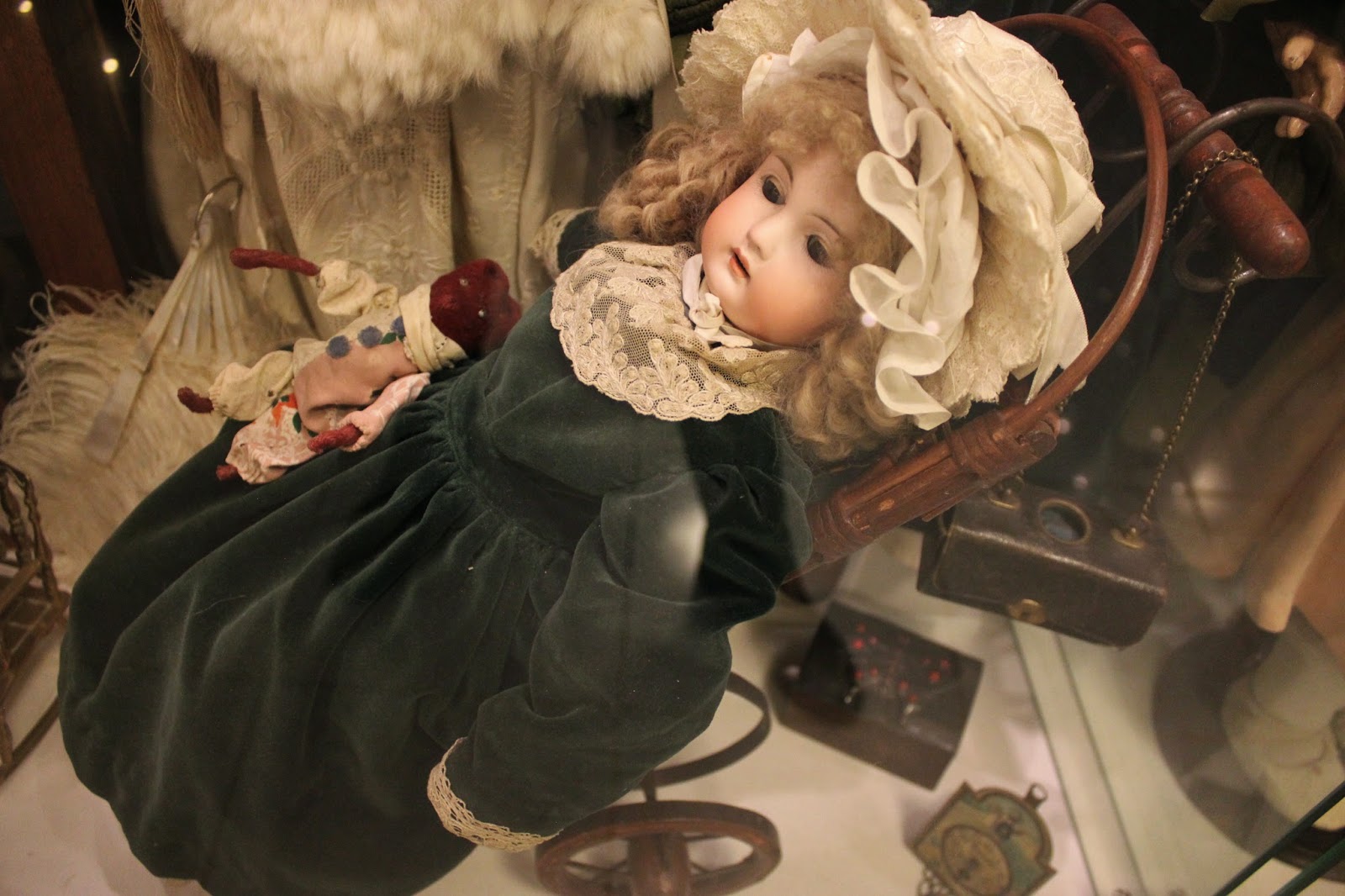 Куколки москвы. Музей уникальных кукол. Куклы нашего времени. Музей кукол в Москве. Старинные английские куклы.