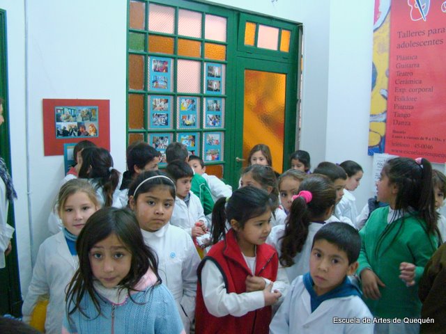 Chicos en la Escuela de Artes de Quequén