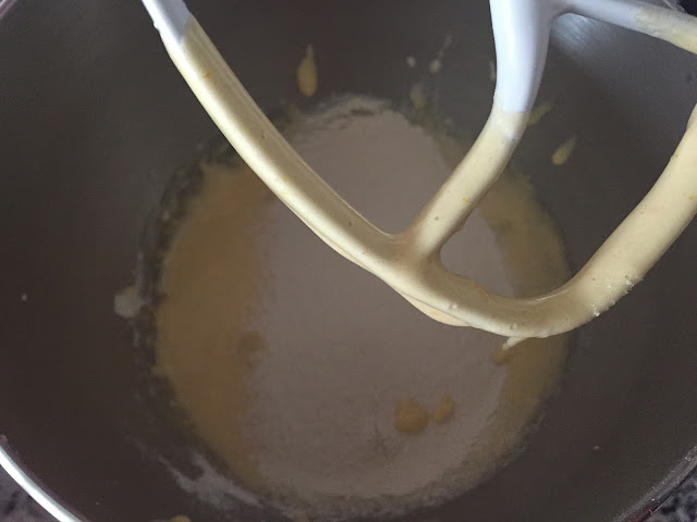 Magdalenas rellenas de dulce de leche, añadiendo harina y levadura.
